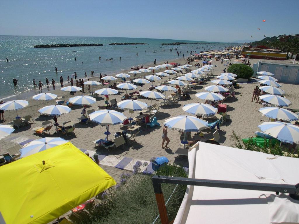 Residence I Delfini Cupra Marittima Dış mekan fotoğraf