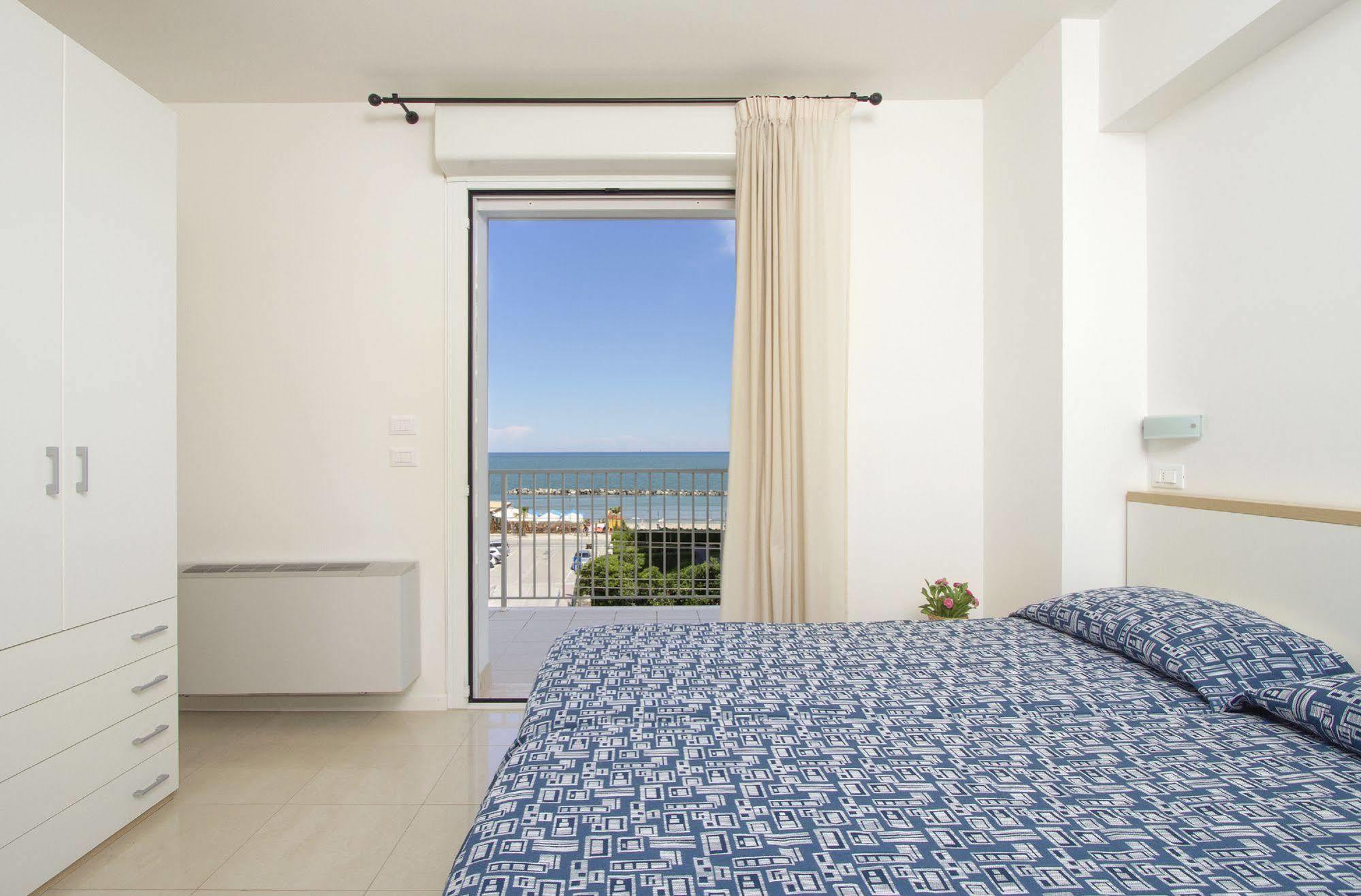 Residence I Delfini Cupra Marittima Dış mekan fotoğraf